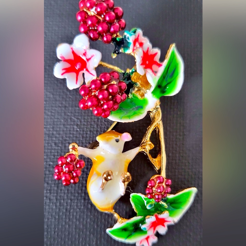 Cute enamel Mice with Berry Brooch - Picture 1 of 2